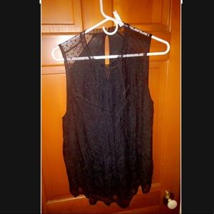 Flowy lace detail going out top